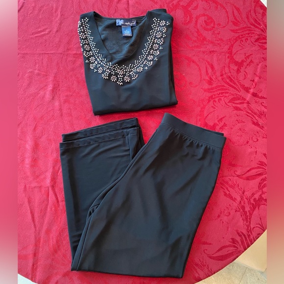 Woman’s 2 piece outfit - Picture 1 of 6